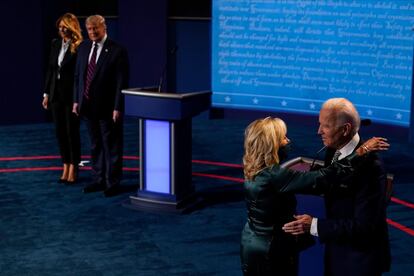 El exvicepresidente Joe Biden es abrazado por su esposa Jill Biden, al final del debate.
