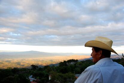 El cambio de mentalidad de la población campesina pasa por buscar alternativas a la pobreza exigiendo que se cumplan sus derechos: acceso al agua, una vivienda digna y la no contaminación de sus tierras por las multinacionales.