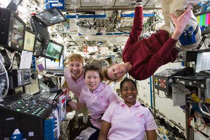 En 2010, coincidían en la Estación Espacial Internacional cuatro mujeres a la vez: Stephanie Wilson (derecha), Naoko Yamazaki (centro), Dorothy Metcalf-Lindenburger (izquierda) y Tracy Caldwell Dyson (bocabajo). En ese momento, no obstante, había con ellas nueve hombres en la nave.