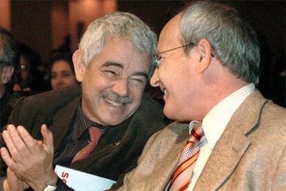 El presidente de la Generalitat, Pasqual Maragall, charla con el primer secretario del PSC, José Montilla.