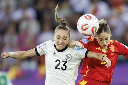 Sophia Kleinherne y Esther González luchan por el balón.
