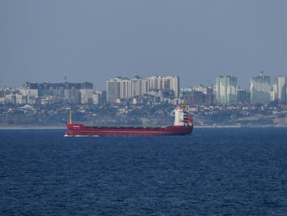 El buque granelero 'Maranta', uno de los que ha utilizado el corredor en el mar Negro establecido por la Armada ucrania, cerca del puerto de la ciudad de Odesa, el 3 de octubre de 2023.