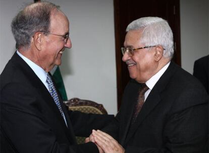 George Mitchell (izquierda) y Mahmud Abbas se saludan en Ramala.
