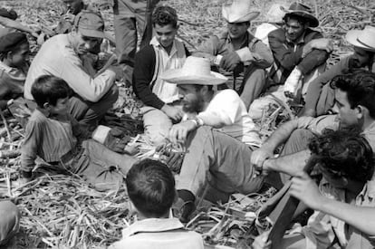 Fidel Castro charla con un grupo de macheteros durante la histórica zafra de los diez millones, en 1970.