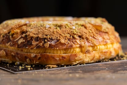 Roscón relleno de crema de tarta de queso producto de la colaboración de Alex Cordobés y Brulèe.
