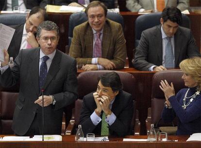Esperanza Aguirre aplaude la comparecencia del consejero de Presidencia e Interior, Francisco Granados, en el pleno de la Asamblea.