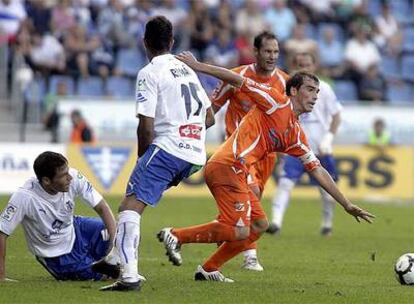 Francis se marcha de dos jugadores del Tenerife.