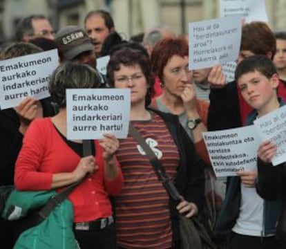 Momento de la concentración ayer en Tolosa contra el crimen machista.