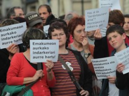 Momento de la concentración ayer en Tolosa contra el crimen machista.