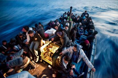 Tunecinos, recién embarcados
en Zarzis, cruzan el estrecho de Sicilia en dirección a Lampedusa (Italia).
