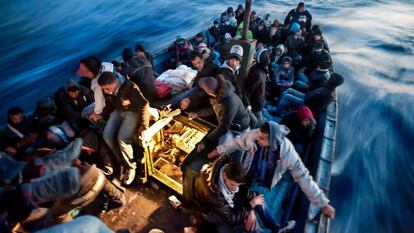 Tunecinos, recién embarcados 
en Zarzis, cruzan el estrecho de Sicilia en dirección a Lampedusa (Italia). 
