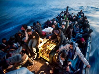 Tunecinos, recién embarcados 
en Zarzis, cruzan el estrecho de Sicilia en dirección a Lampedusa (Italia). 