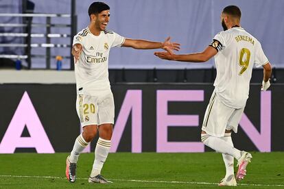 Asensio celebra su gol con Benzema.