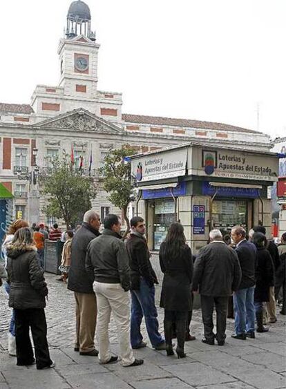 Tras El Gordo, cola ante una administración de la Puerta del Sol para adquirir sus hacerse con un décimo del sorteo extraordinario de El Niño.