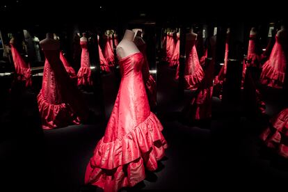 Uno de los vestidos de Pertegaz en la exposición ‘Henry Clarke y la moda de España bajo el influjo de la Alhambra’ en el palacio de Carlos V (Granada). 