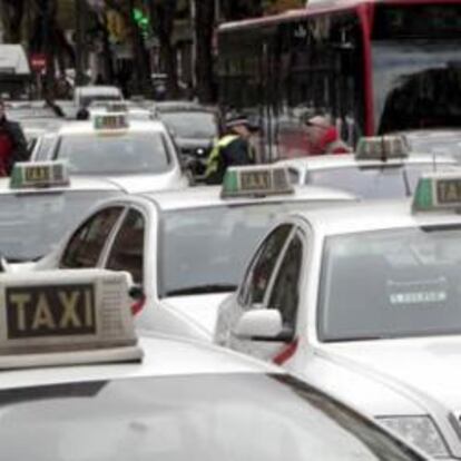 Protesta de taxistas en las calles de Madrid en protesta por el artículo 21 de la denominada 'Ley Omnibus'.