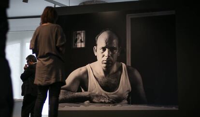 'Autorretrato con camiseta' (1958), imagen que recibe al visitante en la exposición 'Cualladó esencial'. 