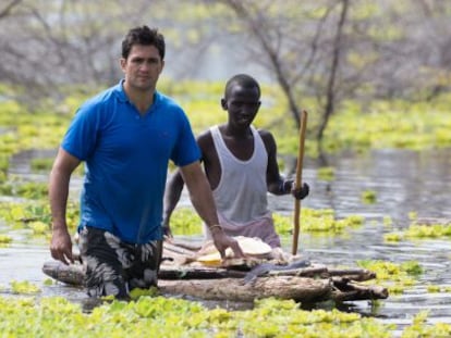 Kiran Jethwa (izquierda) en uno de los capítulos de su programa culinario en África.