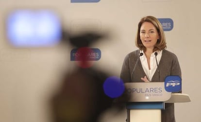 Arantza Quiroga, presidenta del PP vasco, en su comparecencia en la sede del partido en San Sebastián.