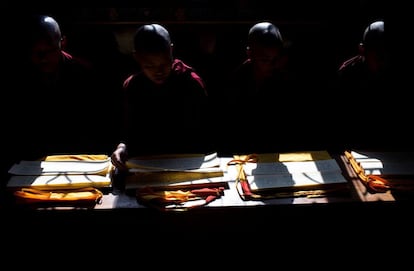 Jóvenes monjes budistas asisten a un taller de meditación en el templo budista Nagi Gumba del parque Nacional de Shivapuri, a las afueras de Katmandú (Nepal).