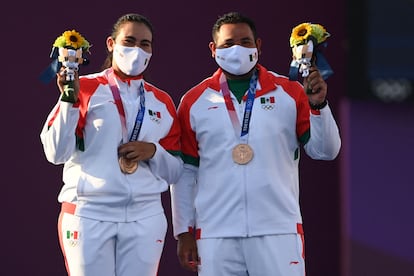 Alejandra Valencia y Luis Álvarez, en el podio de los Juegos Olímpicos de Tokio 2020. 