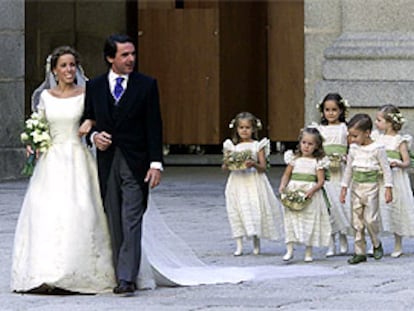 Ana Aznar llega del brazo de su padre, el presidente del Gobierno, a la basílica del monasterio de San Lorenzo de El Escorial. PLANO GENERAL - ESCENA