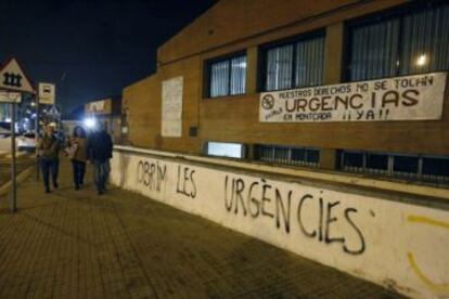 Una pintada a la façana del CAP de Montcada i Reixac.