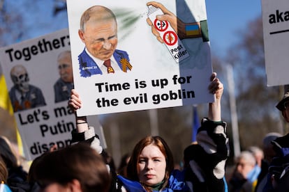 Una manifestantes sostienen pancartas contra el presidente ruso, Vladímir Putin, frente al Lancaster House de Londres, donde se celebra la cumbre.