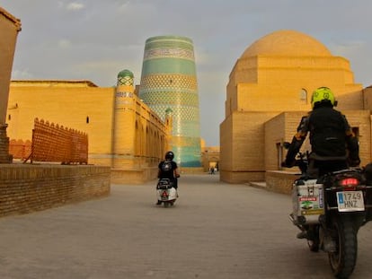 En moto por el recinto amurallado de Khiva (Uzbekistán).