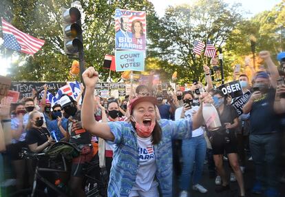 Celebración de la victoria de Biden, en la plaza Black Lives Matter, frente a la Casa Blanca (Washington).