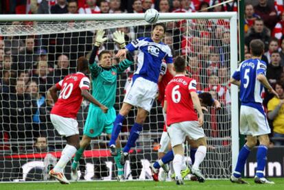 Zigic remata ante la indecisión de Szczesny para lograr el primer tanto del partido.