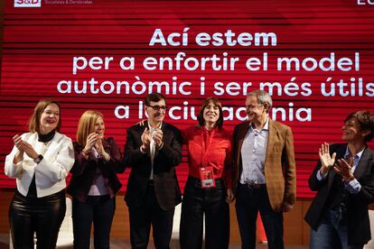 VALENCIA, 31/01/2025.- La ministra de Ciencia, Diana Morant (3d), que será proclamada por segunda vez como secretaria general, junto a la ministra de Vivienda, Isabel Rodríguez (d), al presidente de la Generalitat de Cataluña, Salvador Illa (3i) y al expresidente del Gobierno José Luis Rodríguez Zapatero (2d) entre otros asistentes, durante el XV Congreso del PSPV-PSOE celebrado este viernes en el Palacio de Congresos de Valencia. EFE/ Kai Forsterling
