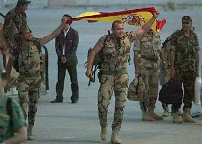 Los aeropuertos de Almería y Barajas (Madrid) acogieron anoche a 144 soldados del contingente de apoyo al repliegue de las tropas españolas en Irak.