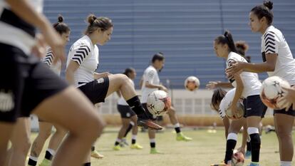 En 1941 el gobierno brasileño prohibió que las mujeres jugaran al fútbol y otros deportes por ser “incompatibles con su naturaleza”. Casi 40 años después, en 1979, se levantó la prohibición, pero los cambios fueron lentos. En la fotografía, el equipo del Santos en pleno entrenamiento.