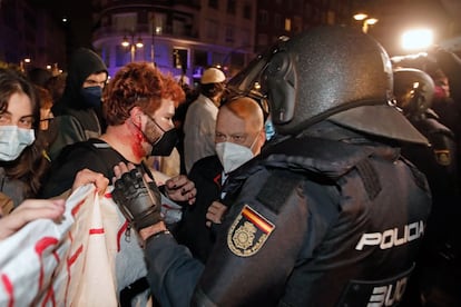 Un manifestante herido y momentos de tensión entre los antidisturbios y los manifestantes durante la concentración convocada en Valencia en protesta por la detención e ingreso en prisión del rapero.