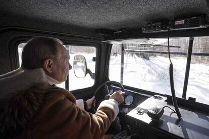 Fue el propio Putin el que se puso al volante del vehículo, mientras el titular de Defensa se colocó en el asiento de pasajero.