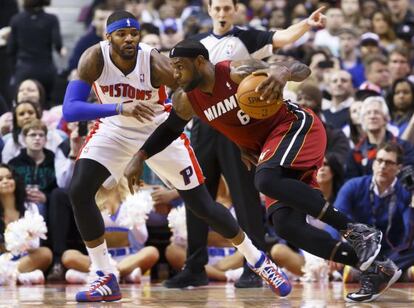 LeBron James dribla a Smith en el partido frente a Detroit