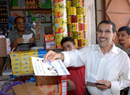 El secretario general de Justicia y Desarrollo, Saad Eddine Othman, distribuye propaganda ayer en Casablanca.