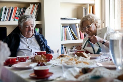 Fotografía facilitada por Ahora Madrid de la aspirante a la Alcaldía de la capital de la formación Manuela Carmena durante la reunión con el expresidente de Uruguay José Mujica, en la casa de Carmena, el 1 de julio de 2015.