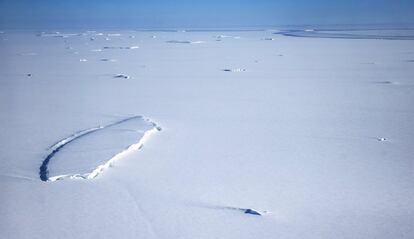 Vista de la costa oeste de la Antártida fotografiada desde la ventana de un avión de la NASA durante la Operación IceBridge, el 28 de octubre.