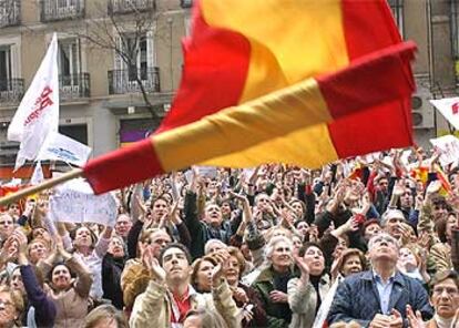 Los manifestantes gritan consignas como "Almodovar, querella criminal" o "Zapatero, presidente de Al Qaeda".