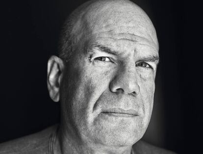 David Simon, fotografiado en Barcelona para ICON con esa mirada escrutadora que le ha hecho un fino analista televisivo de la realidad.