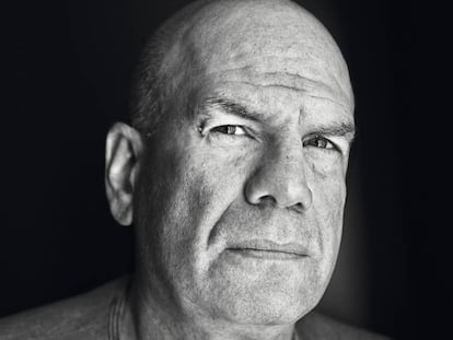 David Simon, fotografiado en Barcelona para ICON con esa mirada escrutadora que le ha hecho un fino analista televisivo de la realidad.