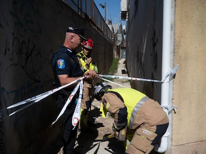 Bomberos y policía local intentan acceder a la parte trasera de la discoteca Golden, donde una serie de puertas en un pasillo inutilizó las salidas de emergencia de las discotecas, este jueves en Murcia.