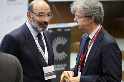 Fernando Abril-Martorell (izda) con John Scott, presidente de KPMG