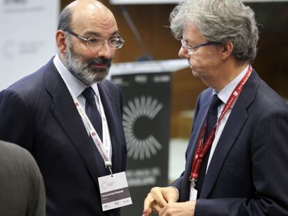 Fernando Abril-Martorell (izda) con John Scott, presidente de KPMG