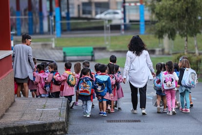 Alumnos del colegio público de la Ería de Oviedo en el inicio de curso de 2023.