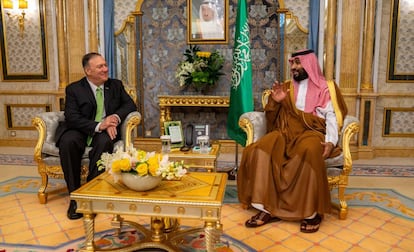 Mike Pompeo y el príncipe heredero de Arabia Saudí, Mohamed Bin Salmán, el miércoles en Yedda.