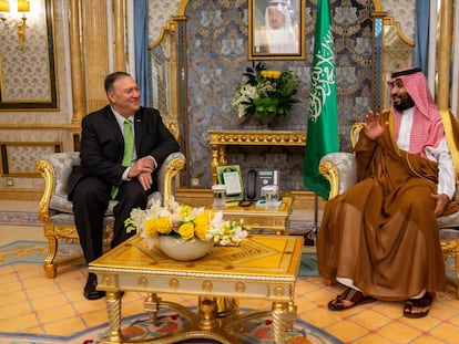 Mike Pompeo y el príncipe heredero de Arabia Saudí, Mohamed Bin Salmán, el miércoles en Yedda.