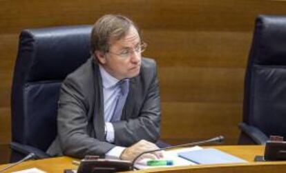 El conseller de Hacienda, Juan Carlos Moragues, durante el pleno de Les Corts, de hoy, que ha debatido las enmiendas a la totalidad del proyecto de ley de Presupuestos de la Generalitat de 2014 presentadas por la oposición. EFE/Archivo